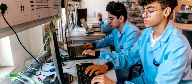 La FP digital: cuando el aula desaparece y empieza el trabajo real