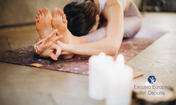 5 posturas de yoga para practicar en cualquier sitio, según la Escuela Europea del Deporte
