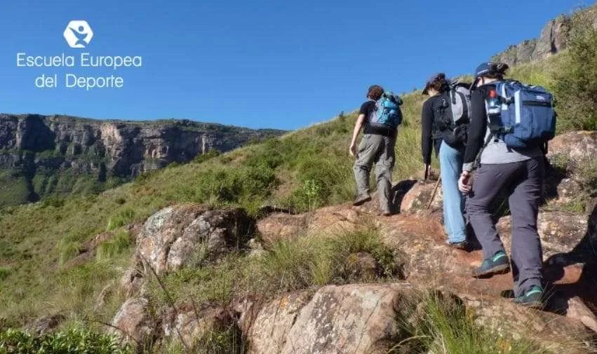10 accesorios indispensables para ir de excursión, según la Escuela Europea del Deporte