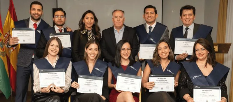 CDEI gradúa a ejecutivos del Banco Mercantil Santa Cruz en Madrid