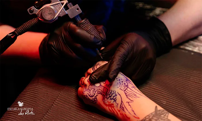 Escuela des Arts elabora una guía para curar un tatuaje