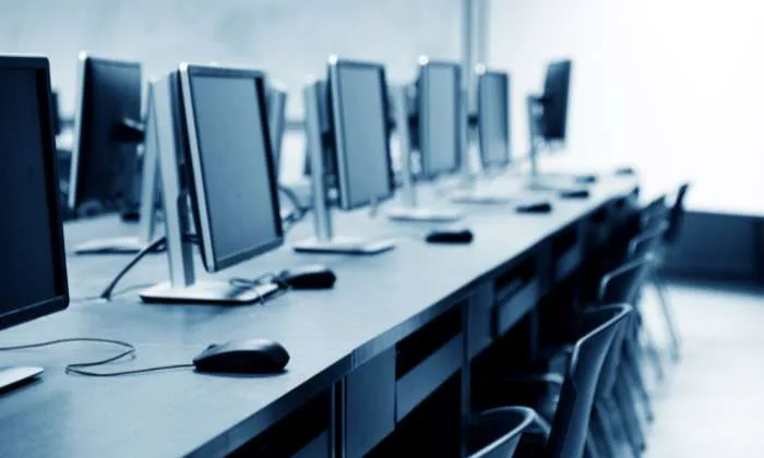 Euroinnova dona material informático a la UGR para impulsar la educación en Granada