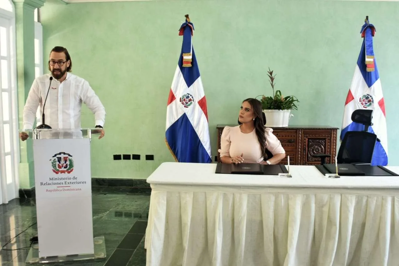 INDEX y SBS firman un acuerdo de colaboración interinstitucional para formar a dominicanos en el exterior