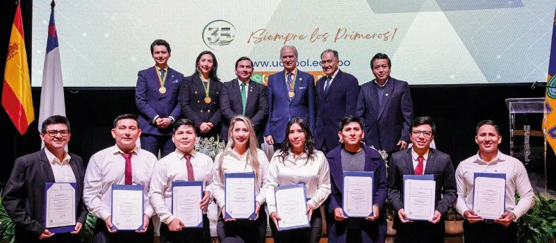 Once médicos bolivianos obtienen doble titulación en emergencias médicas con reconocimiento internacional