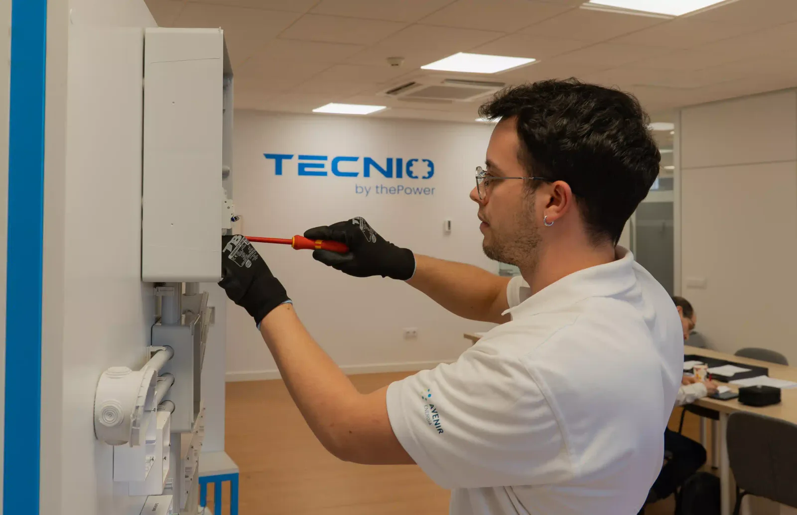 El relevo generacional que el sector eléctrico no encuentra