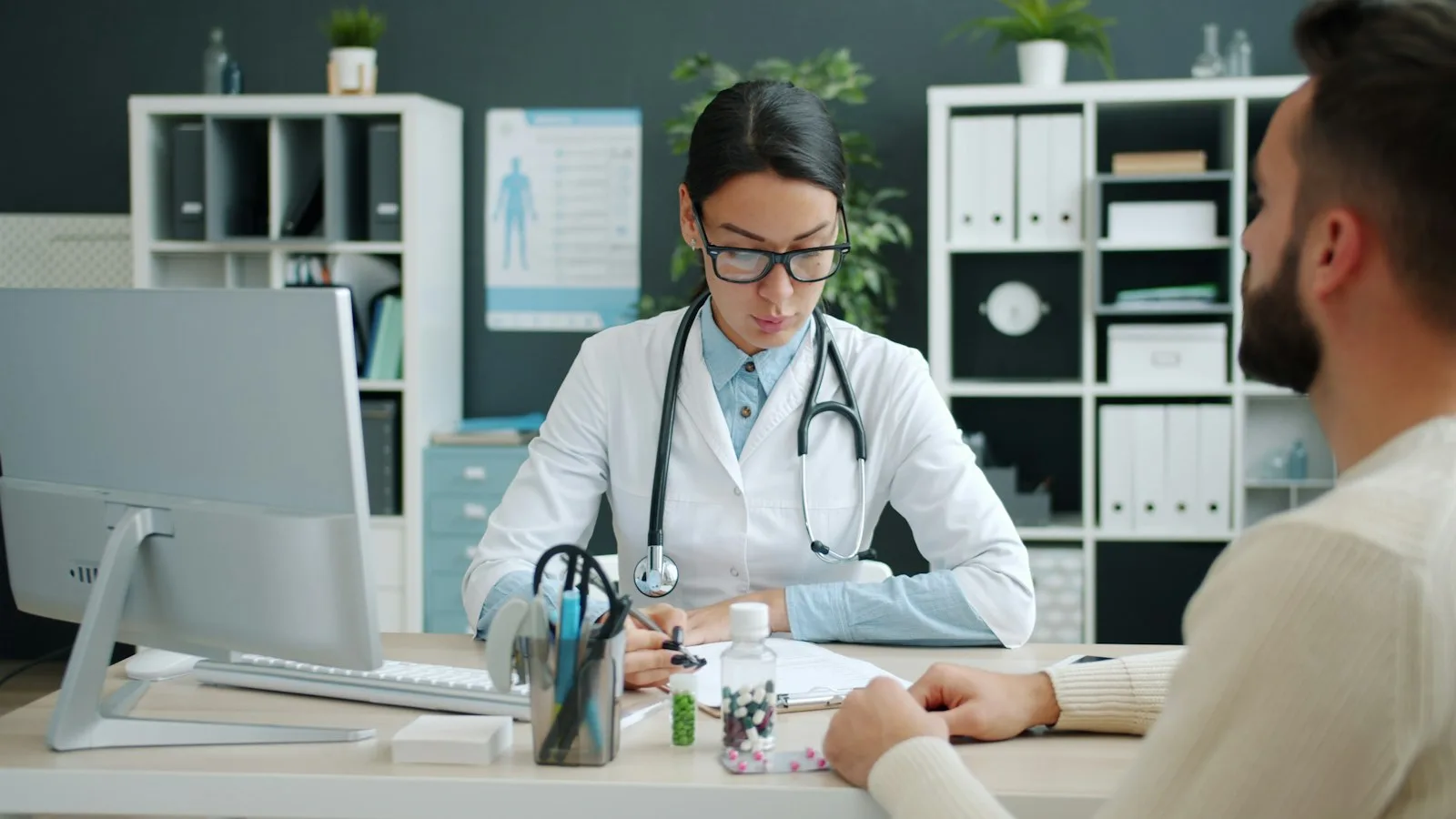 Enfermedades preexistentes y tratamientos crónicos: qué revisar antes de contratar